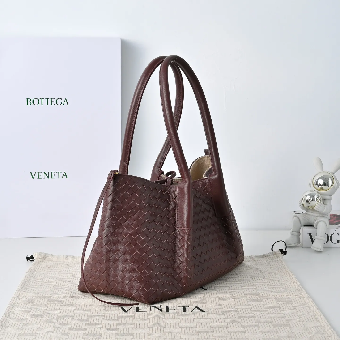Batch 1860 Bv 2025 early spring series Pinacoteca medium tote handbag. The front is made of classic Intreccia woven cow leather. It is low-key and luxurious. The flip side is made of warm suede. It instantly switches to a lazy and casual style. It has a large interior capacity. It is no pressure to carry a computer for commuting. It is also thoughtfully matched with a small detachable bag. It is full of security. The woven texture is so delicate that you can't put it down. The highlight is that it is super versatile. Come and get your new bag😝 Model: 4371 Size: 34*20*14cm